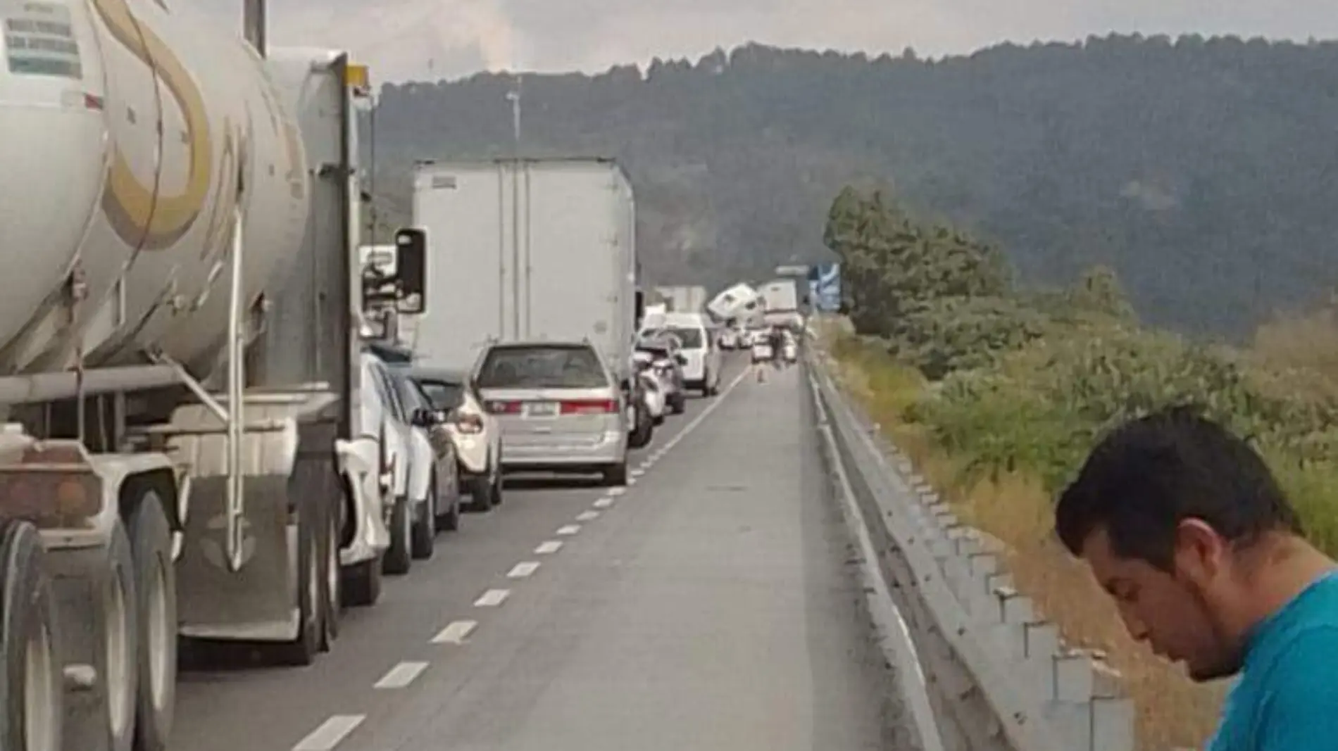 Tráiler sin frenos se impacta contra camioneta en la México-Puebla